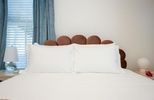 Dixon Park Apartment | Fun & Renovated Artsy Downtown Apt Dog Friendly with Fully Fenced Backyard and Private Parking