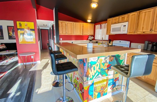 Twentynine Palms House | Funky movie House, stunning views! 4 min to Joshua Tree park, Fire Pit & Pool