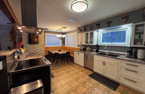 Whitehorse House | Funky style house with the outdoors at your feet, yet within city limits!