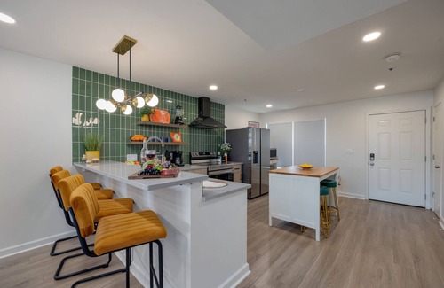 Sobro House | Funky Town - Walk to Broadway