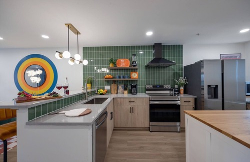 Sobro House | Funky Town - Walk to Broadway