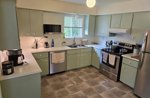 Booktown House | Furnished 1900sf 3bedr house in downtown Sidney one block from Ocean and shops