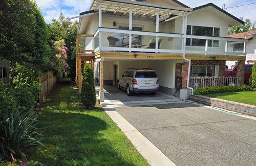 Booktown House | Furnished 1900sf 3bedr house in downtown Sidney one block from Ocean and shops