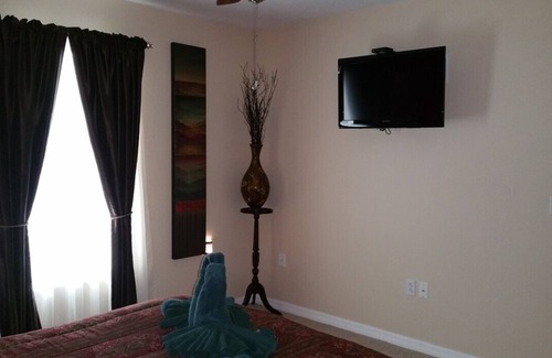 Orlando Bed & Breakfast | Furnished Bedroom and Private Bathroom