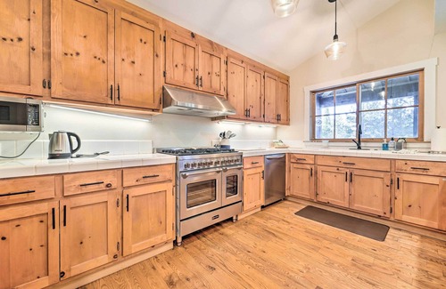 Truckee Cabin | Furnished Deck: Cabin on Northstar Shuttle Route!