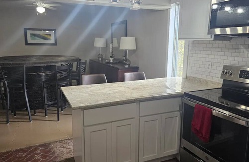 Vicksburg House | Furnished Home Sleeps 10