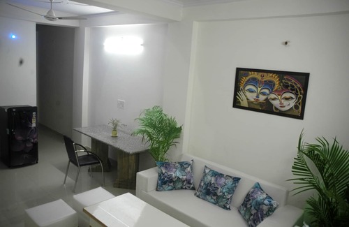 Delhi Apartment | Furnished Service apartment for minimum 1 month stay with common Kitchen