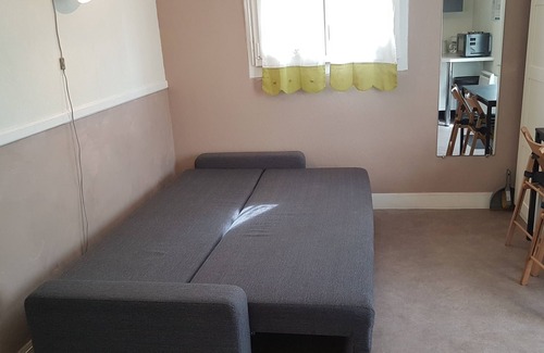 Bagnoles-de-l'Orne Apartment | furnished studio in comfortable single-family house with mature garden