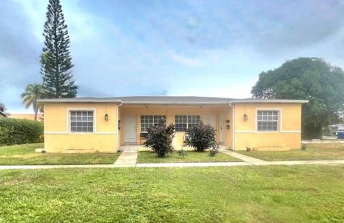 South Lake Apartment | Furry Friend's Furnished Flat 1-bedroom near beach
