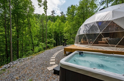 Cosby RV Rental | ➡️🛣️ Further up the Road Large Glamping Dome with Hot Tub, Fire Pit and Grill
