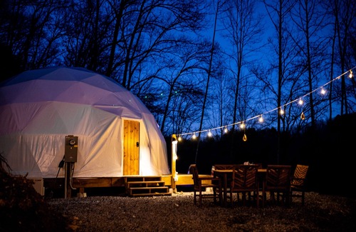 Cosby RV Rental | ➡️🛣️ Further up the Road Large Glamping Dome with Hot Tub, Fire Pit and Grill