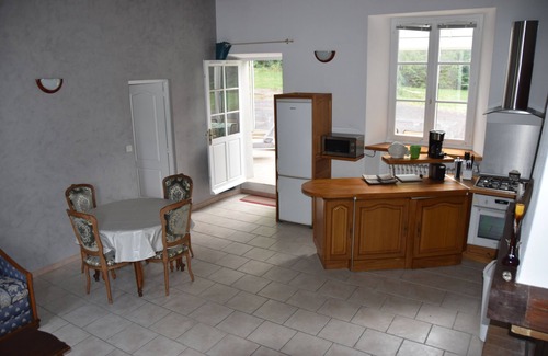 Saint-Denis-sur-Sarthon House | Gîte 6/7 Personnes Dans un Domaine Verdoyant, Cadre Nature Pour se Ressourcer