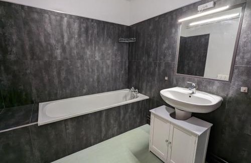 Isches House | Gîte Authentique à Isches avec Cheminée, Terrain Clos, Proche Thermes et Activités Culturelles - FR-1-589-116