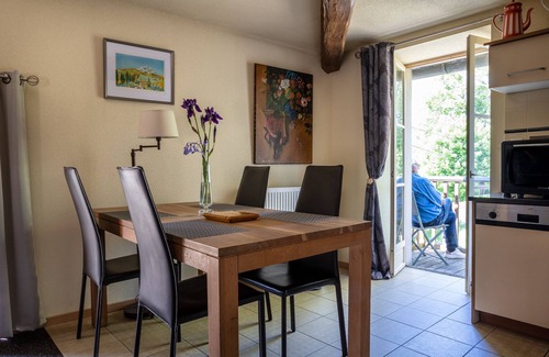 Demigny Apartment | Gîte Chambertin-Apartment-Private Bathroom-Garden view