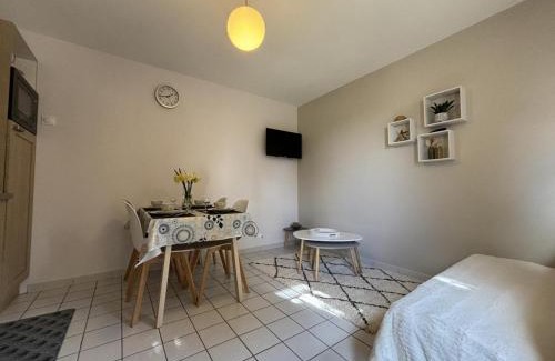 Contigny House | Gîte confort au cœur de l'Allier : randonnées, canoë, pêche, vignoble, terrasse, tout inclus - FR-1-489-512