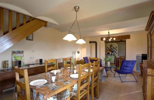 Saint-Forgeux-Lespinasse House | Gîte cosy avec poêle, terrasse et jardin privé à Saint-Forgeux-Lespinasse - FR-1-496-37
