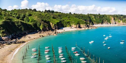 Saint-Clet House | Gîte de charme à la campagne à 15 km de la mer