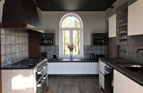 Philippeville House | Gîte de la gare (Padel court, swimming pool, Nordic bath, cinema)