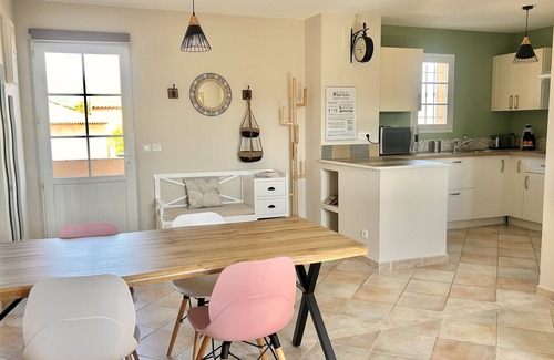 Roquebrune-sur-Argens Apartment | Gîte des Figuiers - Appartement Avec Piscine, Jacuzzi, Parking