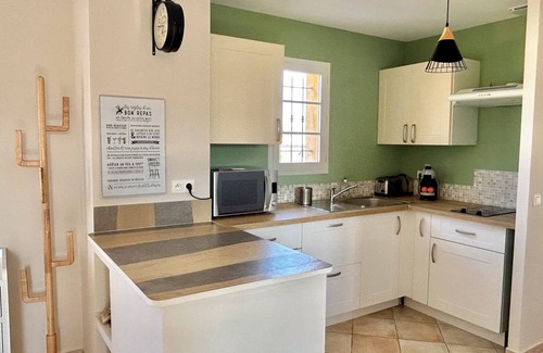 Roquebrune-sur-Argens Apartment | Gîte des Figuiers - Appartement Avec Piscine, Jacuzzi, Parking