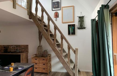 Noyal-Muzillac Apartment | Gîte du Nid Beau Duplex tout confort, entouré de verdures, piscine chauffée de mi-mai à mi-sept