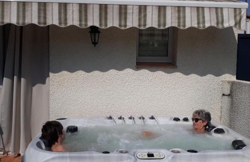 Pouzolles Apartment | Gîte du Soleil, climatisé avec piscine chauffée d'avril à novembre, et jacuzzi