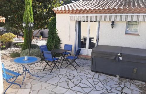 Pouzolles Apartment | Gîte du Soleil, climatisé avec piscine chauffée d'avril à novembre, et jacuzzi