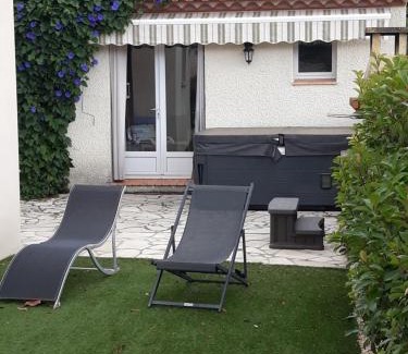 Pouzolles Apartment | Gîte du Soleil, climatisé avec piscine chauffée d'avril à novembre, et jacuzzi