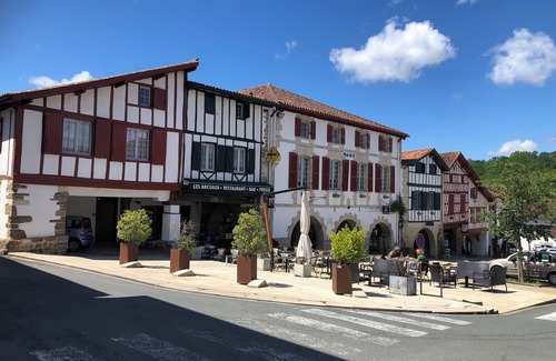 Saint-Esteben Apartment | Gîte in country house