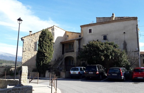 Caromb Apartment | Gîte "Le Barroux" (View of Mont Ventoux) - Ventoux Gîtes