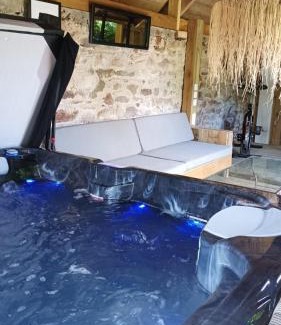 Plouvorn House | Gîte - Les Pivoines - Les Jardins de Kerellec - 20min de la mer 4 à 6 personnes terrasse jacuzzi