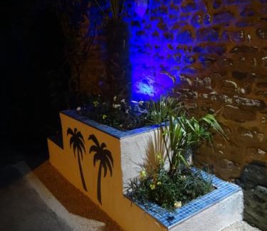 Surtainville House | Gîte "ROSE des SABLES" - PISCINE jusqu'au 15 SEPTEMBRE, JARDIN BOTANIQUE, COMMERCES &MER