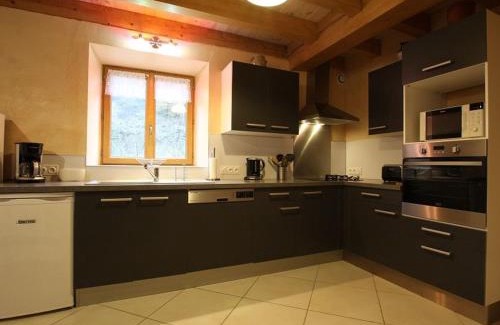Saint-Julien-des-Chazes House | Gîte spacieux avec terrasse surplombant rivière, idéale pour pêche et sports d’eau, tout inclus - FR-1-582-17