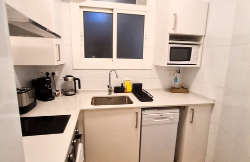 Horta-Guinardo Apartment | G11- Nice Apartment 4 Bedrooms With Balcony. Avenida Gaudi. Eixample, Barcelona
