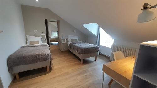 Villers-les-Ormes House | G2 Chambre familiale domaine Treuillaud piscine