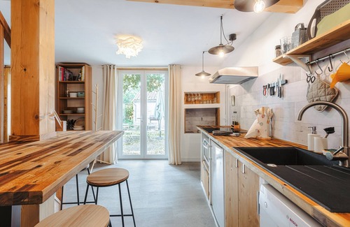 Puyravault House | Gabae Les Volets Verts - Holiday Home with Private Barbecue