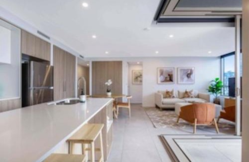 East Brisbane Apartment | Gabba Oasis - Luxury 3BR Apt & Pool