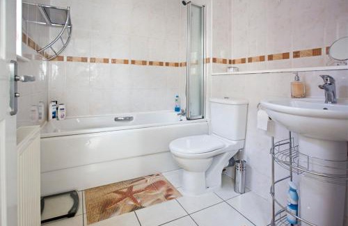 Gilmerton House | Gala Rooms Homestay - Free Parking