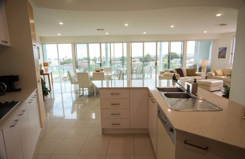 Victor Harbor Apartment | Gallery Resort-Style Penthouse No 12: Panoramic Views, and a Swimming Pool!