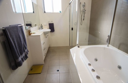 Victor Harbor Apartment | Gallery Resort-Style Penthouse No 12: Panoramic Views, and a Swimming Pool!