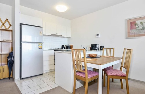 Kensington Apartment | Gallop to Your Getaway