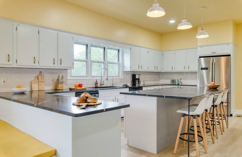 Palenville House | Game Farm Villa by AvantStay | 10BDR, Private Pond, Spa, Pool | Family-Friendly