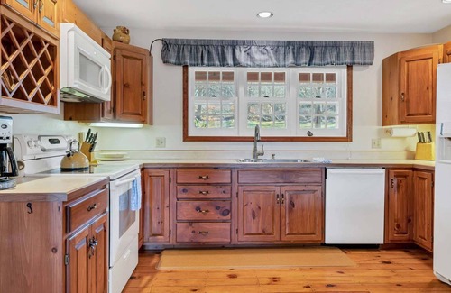 Quechee House | Game Room/Bar, Sleeps 14 | Mountain View Estate
