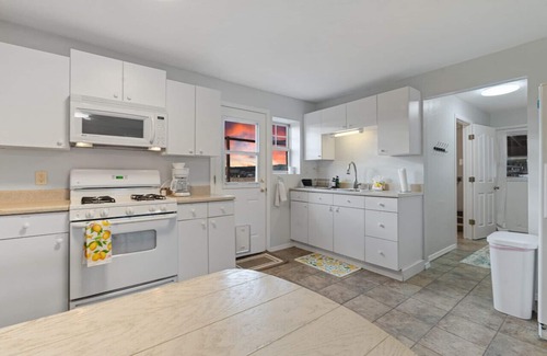 Fort Valley House | Game room, Fenced-in patio, Guest Home