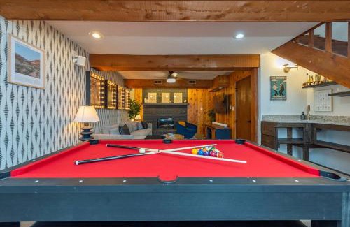 Royal Pines House | Game Room & Mini Golf Hot Tub Fire Pit