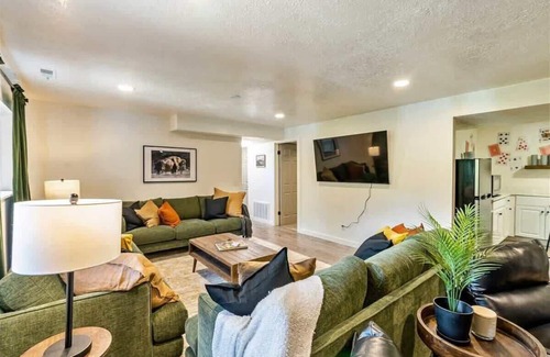 Bountiful House | Game Room, Pickleball Courts & Golf Course Close