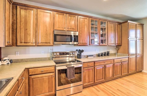 Commerce City House | Gamers Oasis! Gaming Wall-4 70” Samsungs! Board Games! Family Home Near Gaylord