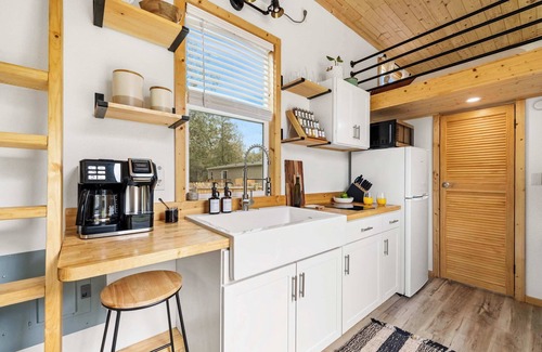 Lake City Cabin | Ganesh Tiny Home at Ichetucknee Springs