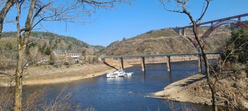 Anglards-de-Saint-Flour Hotel | Garabit Hotel