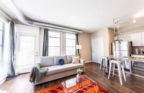 DeBaliviere Place Apartment | Garage Parking Central West End near Hospitals
